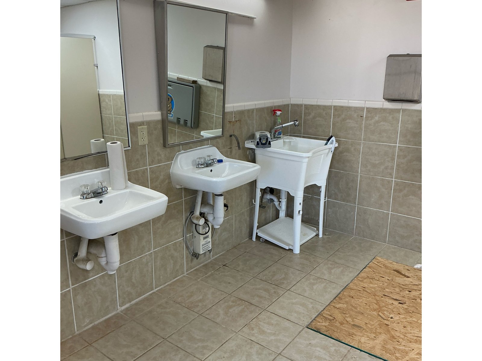 slater bathroom before